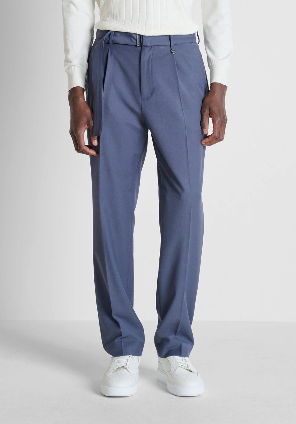 CALÇA AZUL COM CINTO ANTONY MORATO