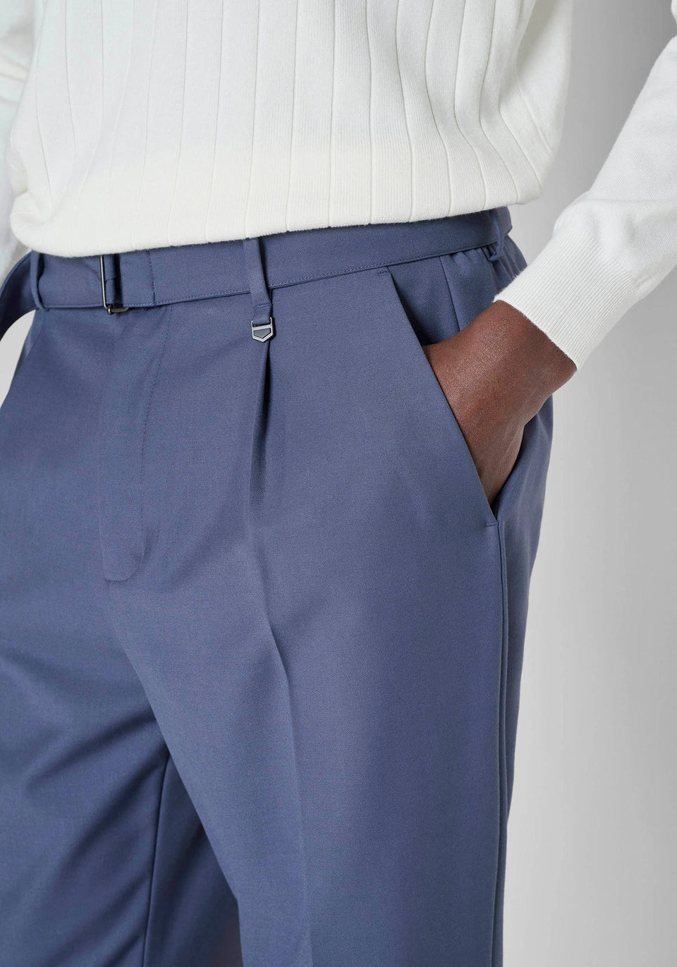 CALÇA AZUL COM CINTO ANTONY MORATO