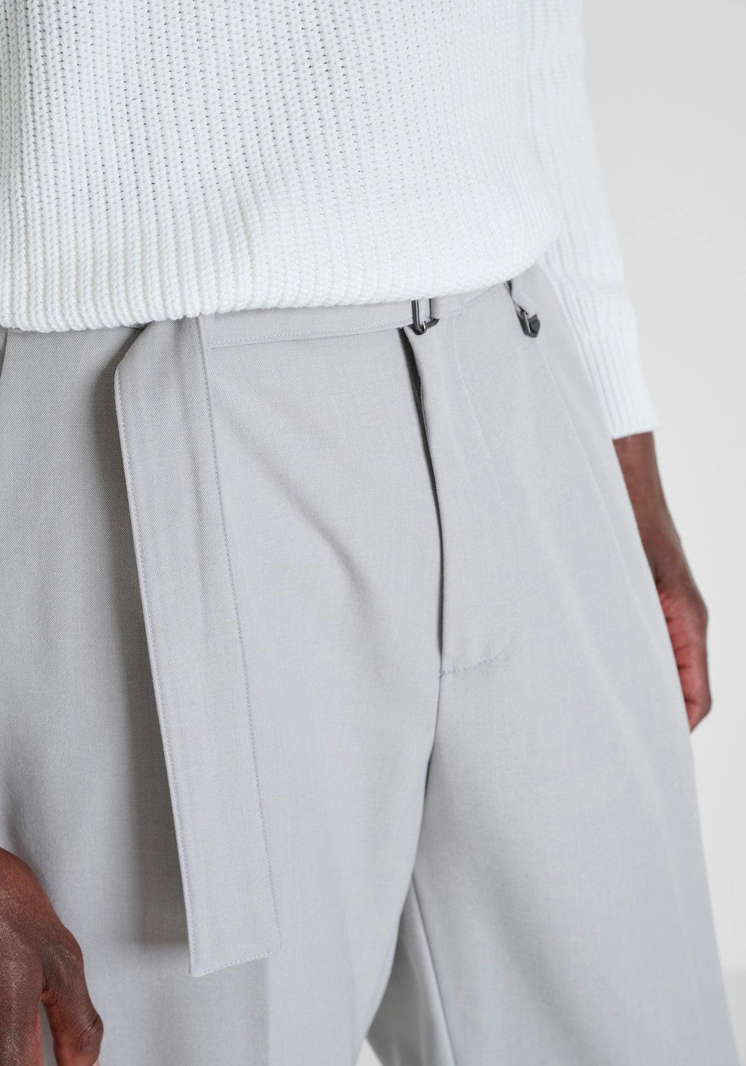 CALÇA CINZA FLUÍDA EM SARJA ANTONY MORATO