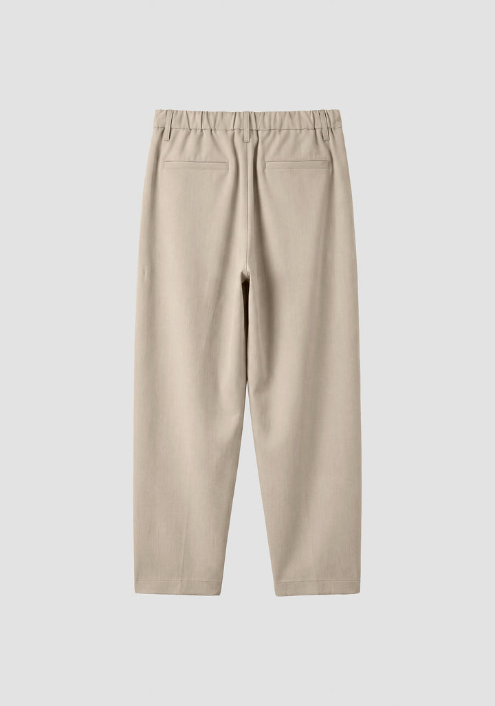Calça bege baggy fit com pinças Antony Morato - detalhe da placa
