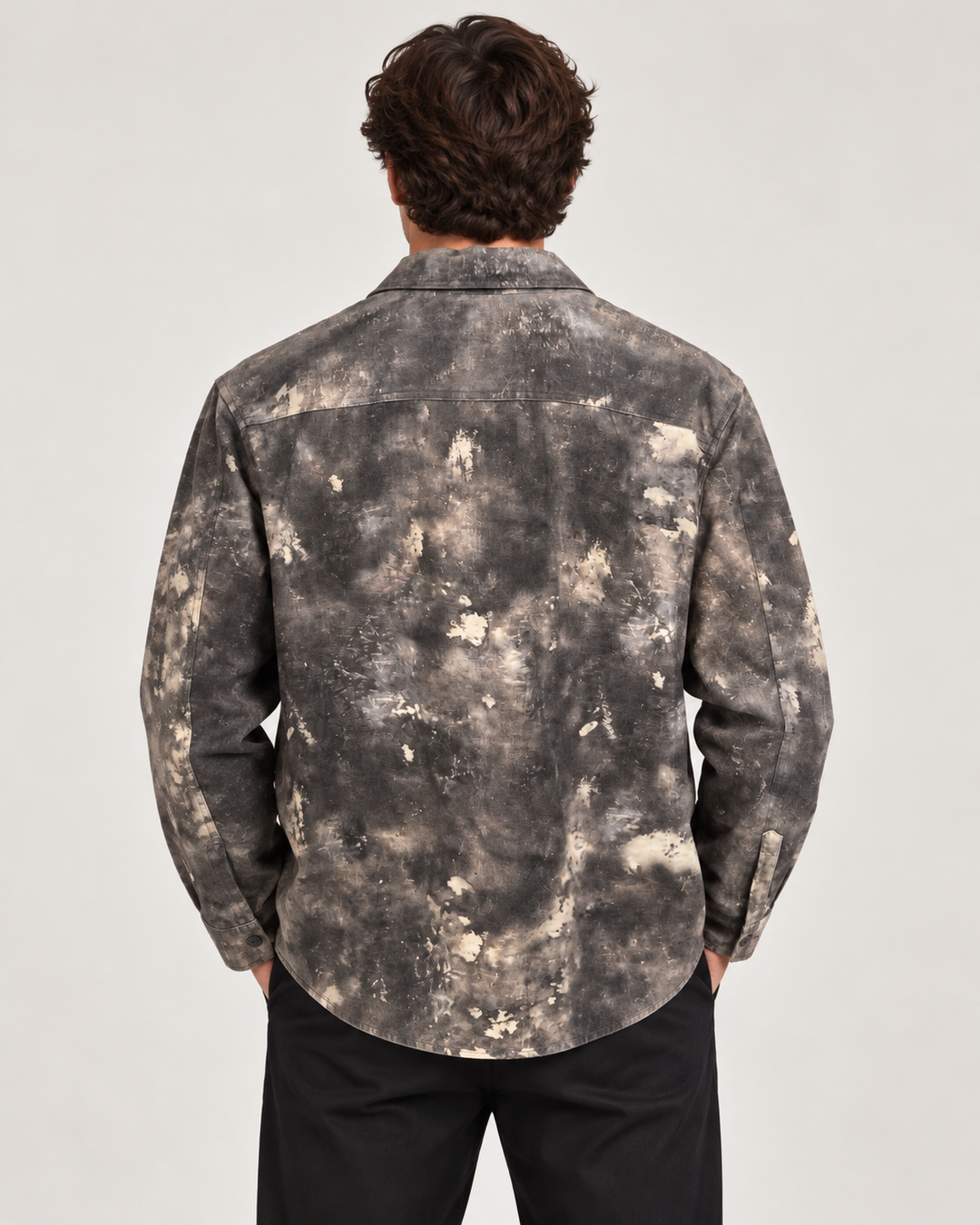 SOBRECAMISA CINZA EFEITO DESBOTADO COM PATCH BORDADO PONTO CHIC