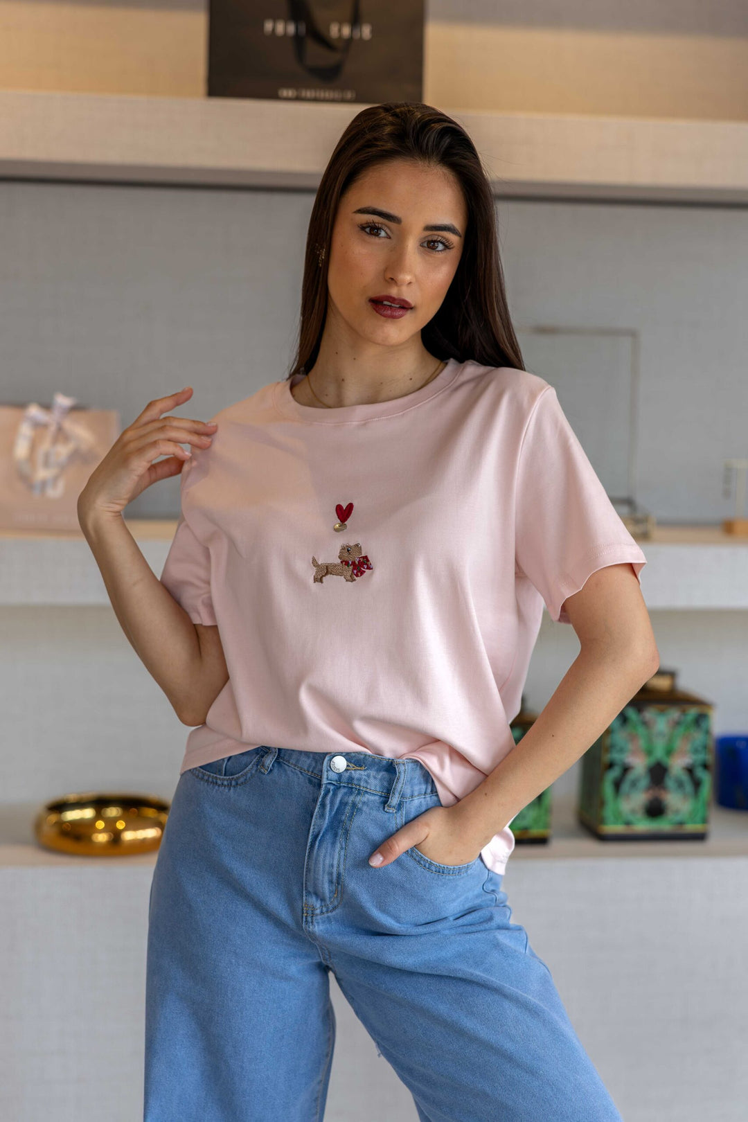 T-SHIRT ROSA COM BORDADO PONTO CHIC