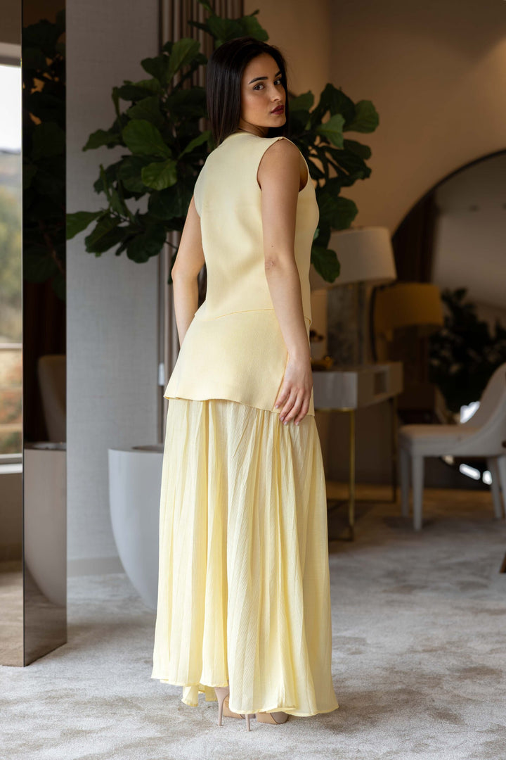 CONJUNTO AMARELO COLETE E SAIA