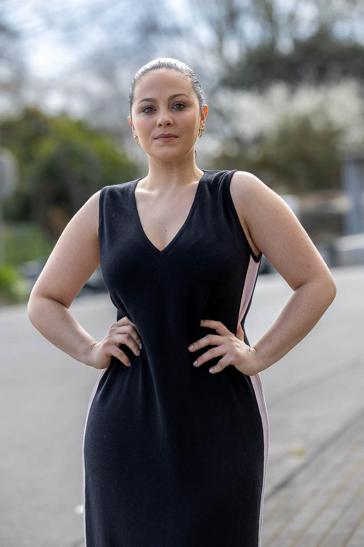 VESTIDO PRETO COM CONTRASTE RUGA