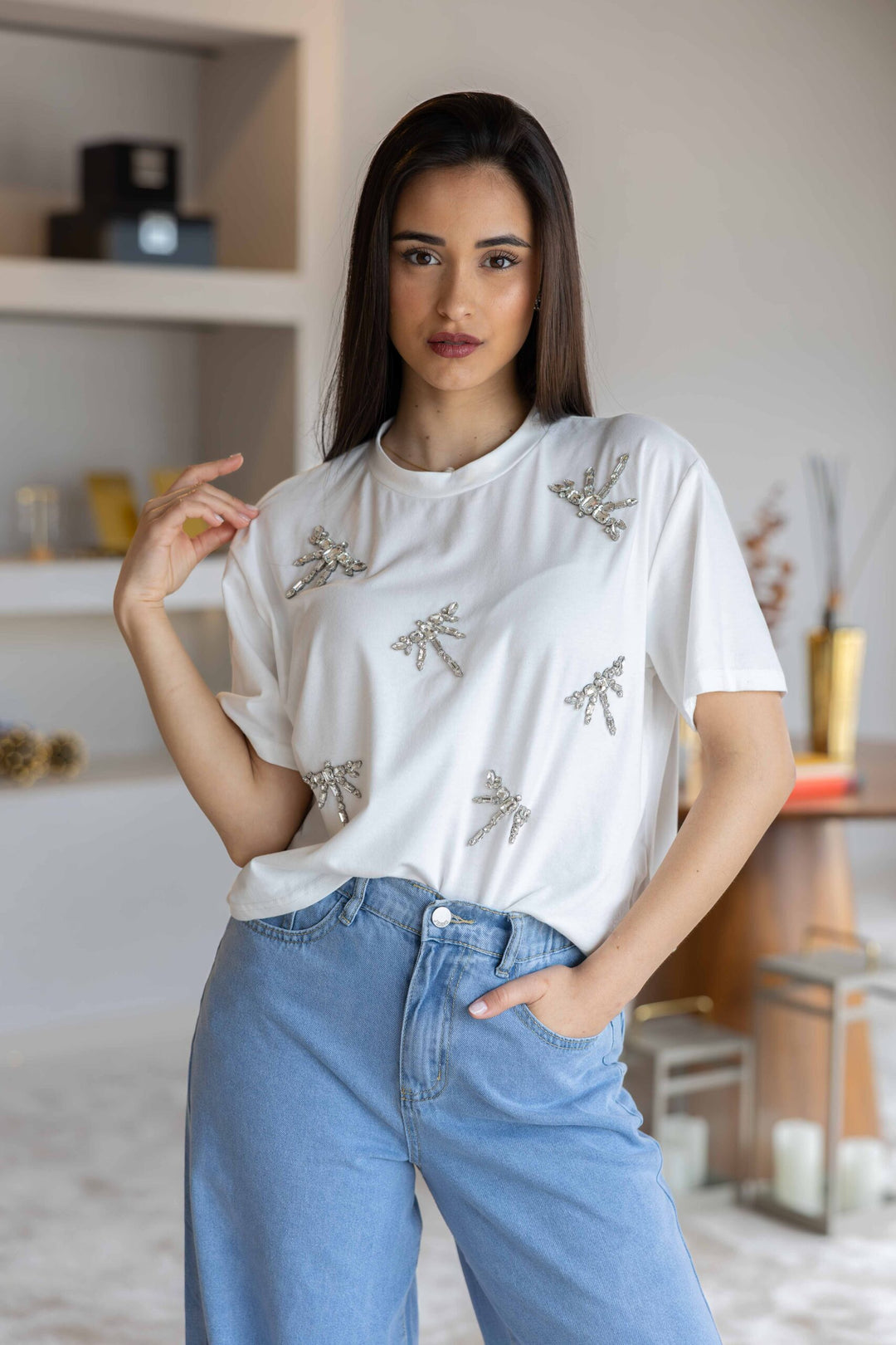 T-SHIRT BRANCA COM PEDRAS PONTO CHIC