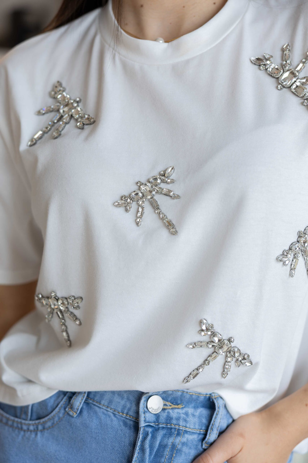 T-SHIRT BRANCA COM PEDRAS PONTO CHIC