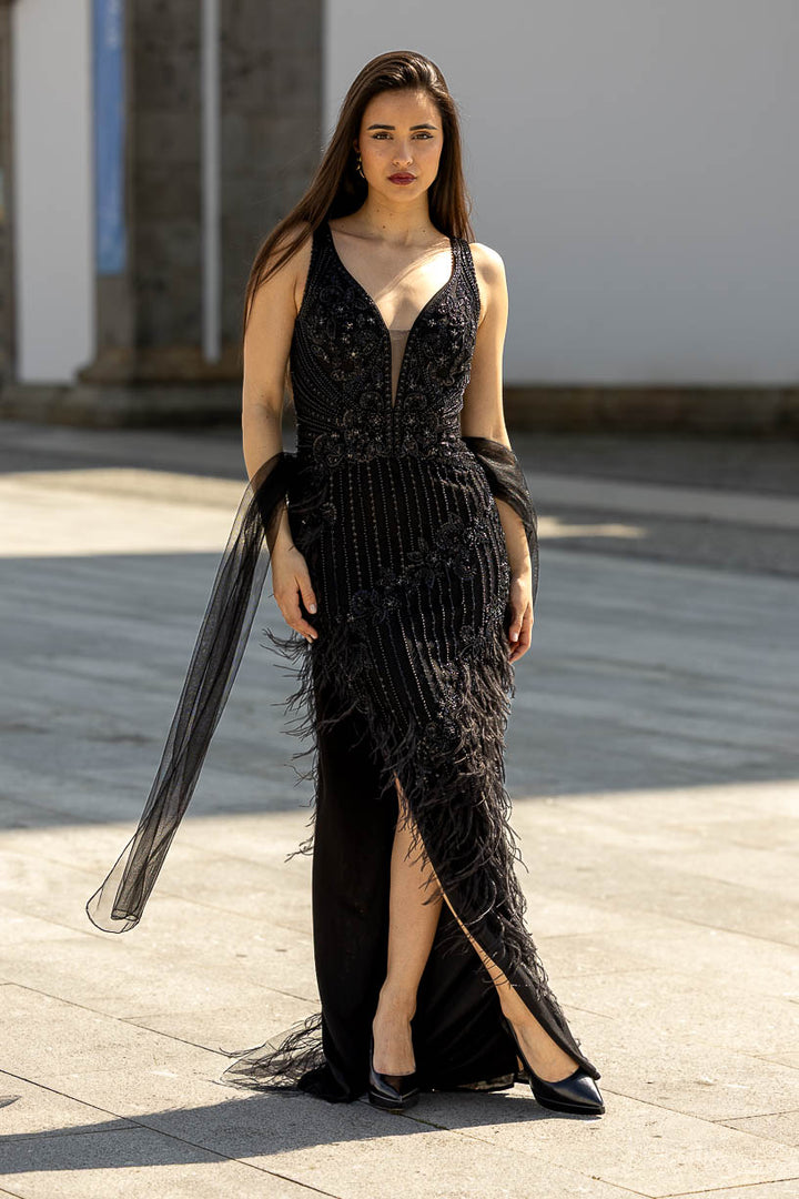 VESTIDO PRETO COM BRILHO E PENAS PONTO CHIC