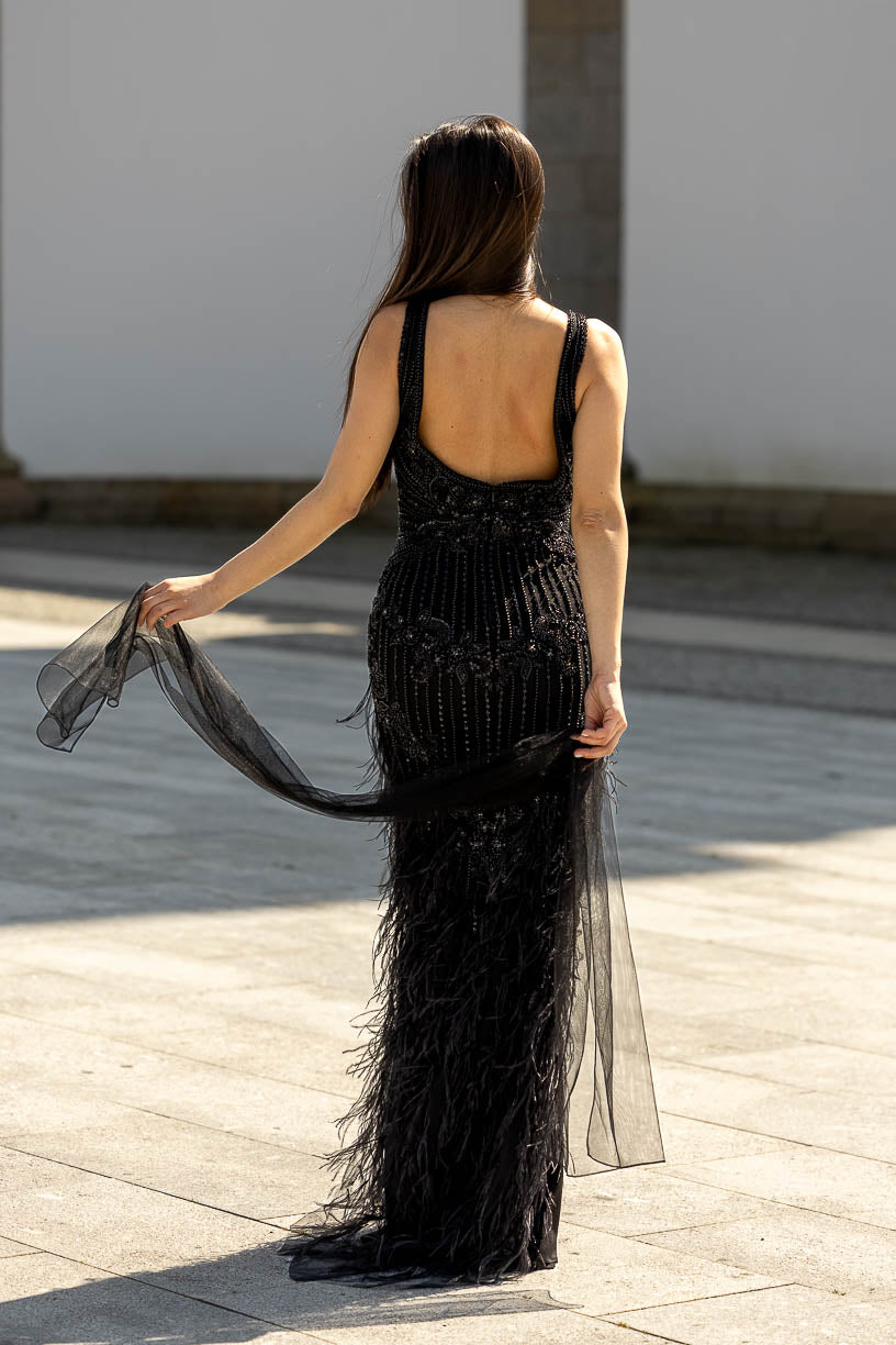 VESTIDO PRETO COM BRILHO E PENAS PONTO CHIC