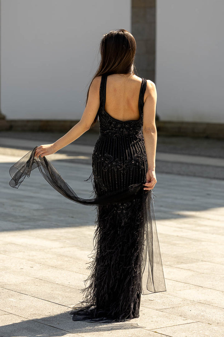 VESTIDO PRETO COM BRILHO E PENAS PONTO CHIC