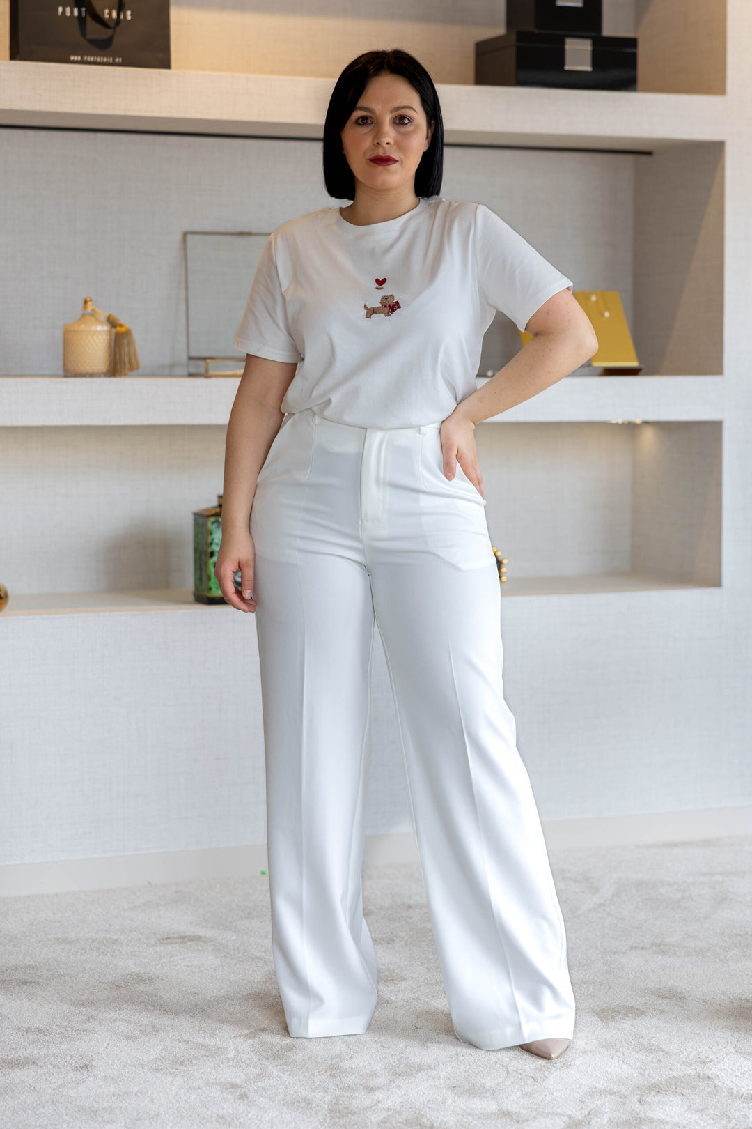 T-SHIRT BRANCA COM BORDADO PONTO CHIC