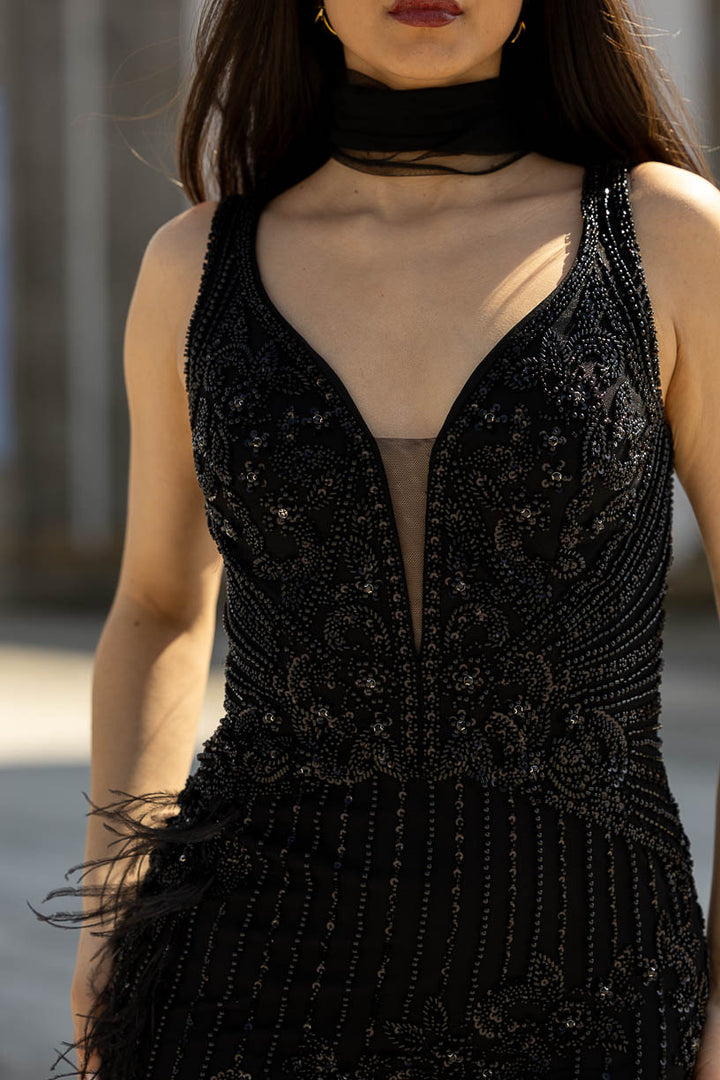 VESTIDO PRETO COM BRILHO E PENAS PONTO CHIC