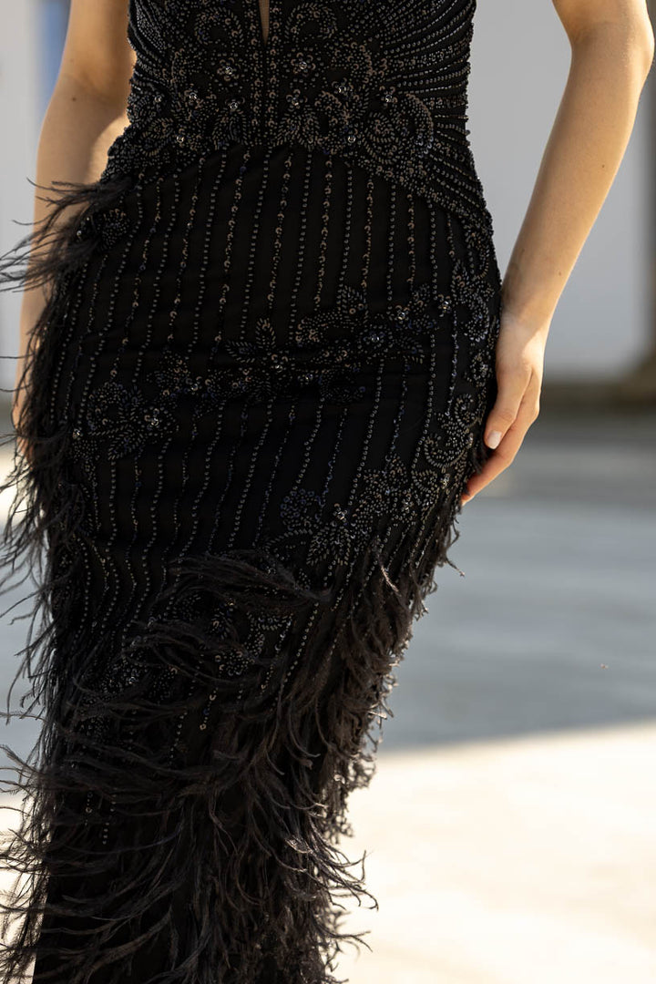 VESTIDO PRETO COM BRILHO E PENAS PONTO CHIC