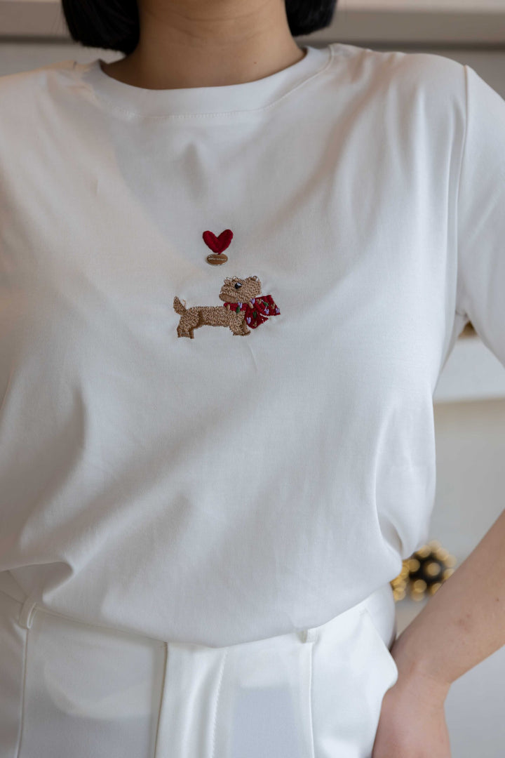 T-SHIRT BRANCA COM BORDADO PONTO CHIC