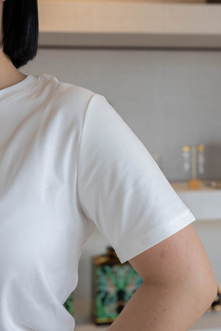 T-SHIRT BRANCA COM BORDADO PONTO CHIC