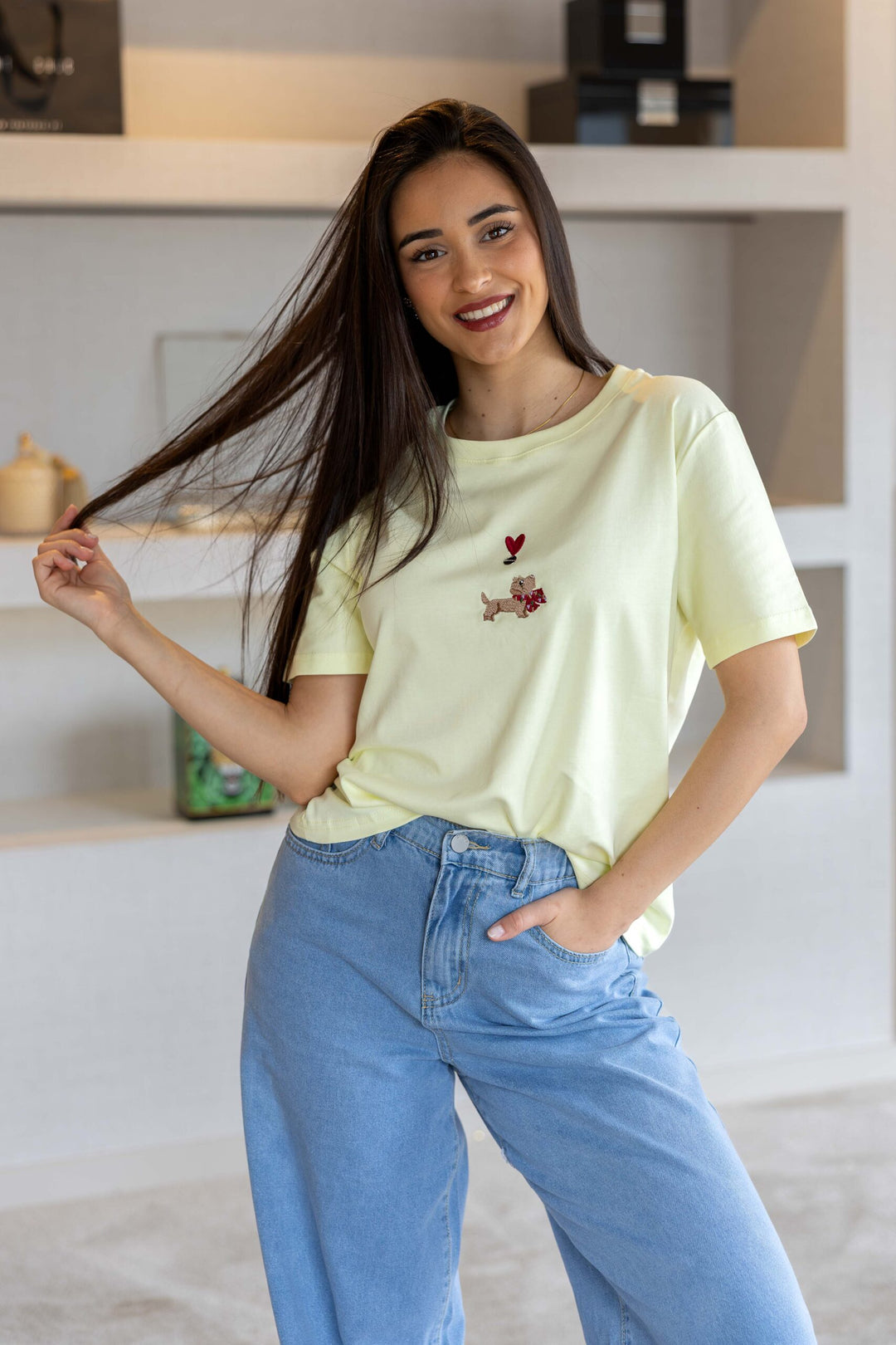T-SHIRT AMARELA COM BORDADO PONTO CHIC