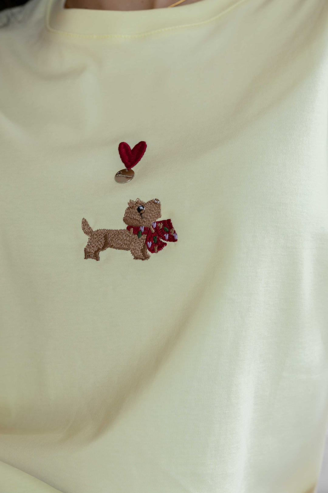 T-SHIRT AMARELA COM BORDADO PONTO CHIC