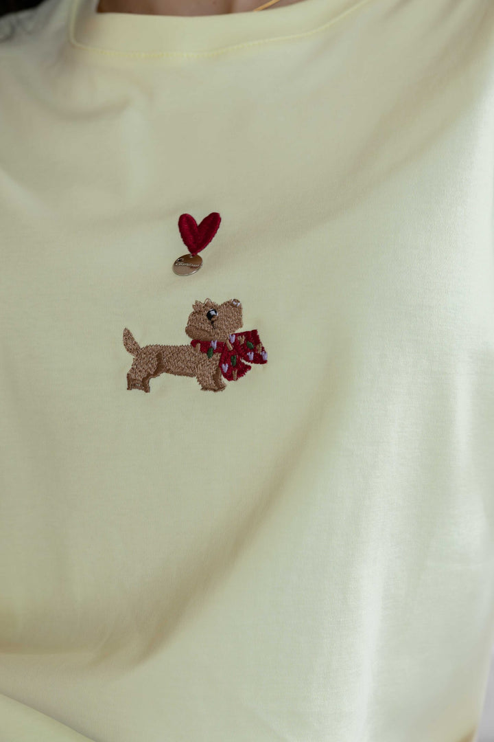 T-SHIRT AMARELA COM BORDADO PONTO CHIC