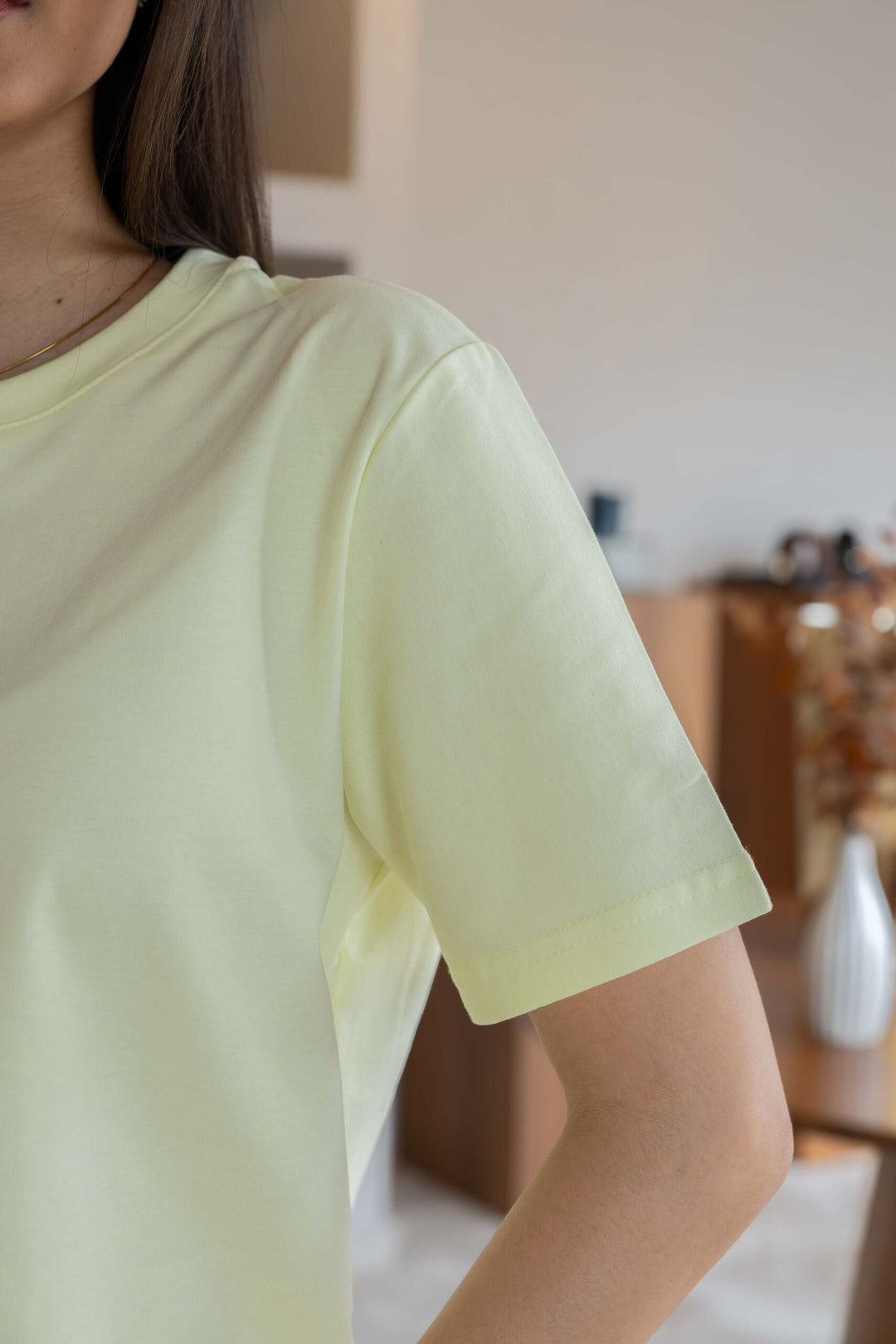 T-SHIRT AMARELA COM BORDADO PONTO CHIC