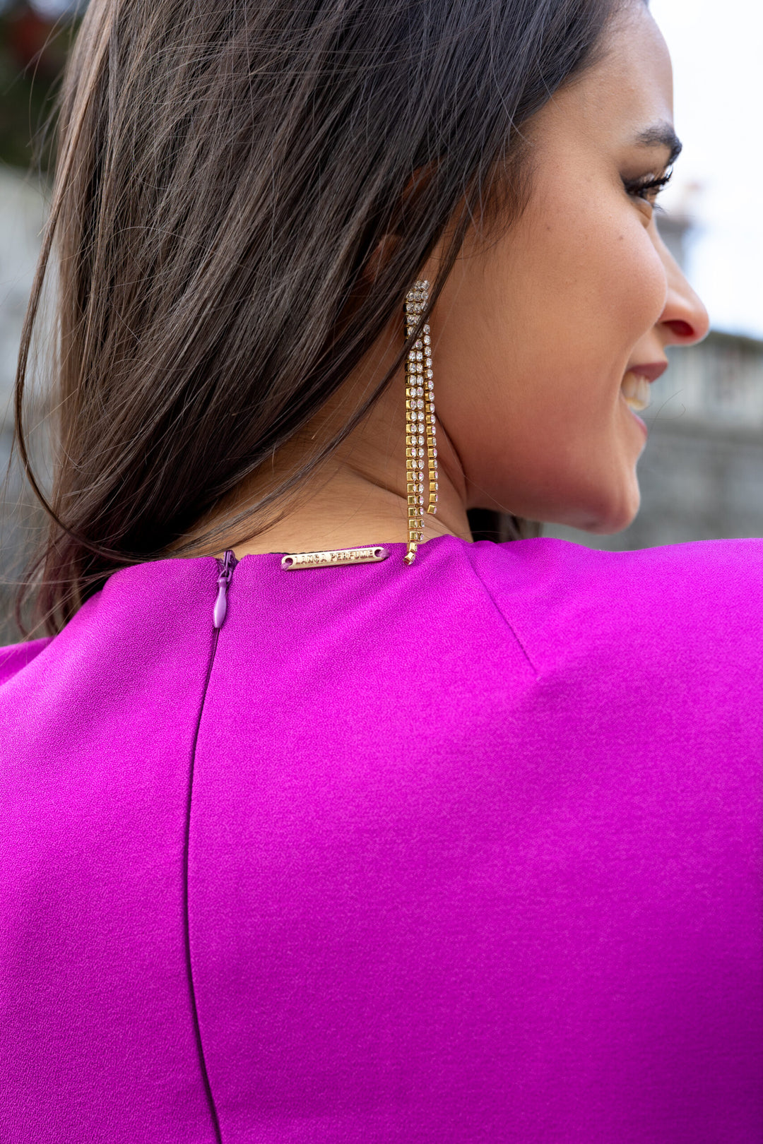 VESTIDO MIDI BERINGELA COM CINTO DE BRILHANTES LANÇA PERFUME