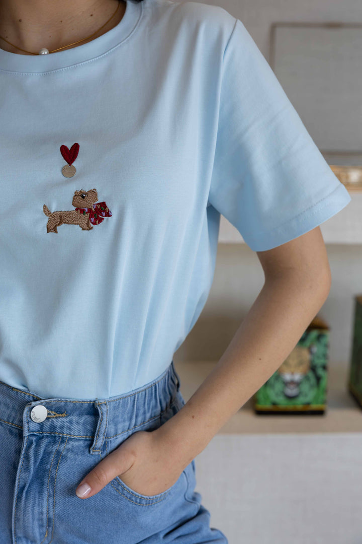 T-SHIRT AZUL COM BORDADO PONTO CHIC