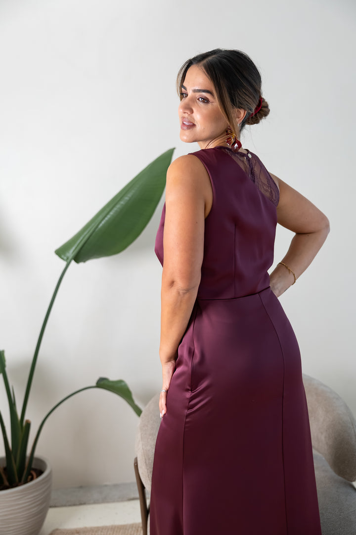 VESTIDO COMPRIDO BORDÔ COM RENDA RINASCIMENTO