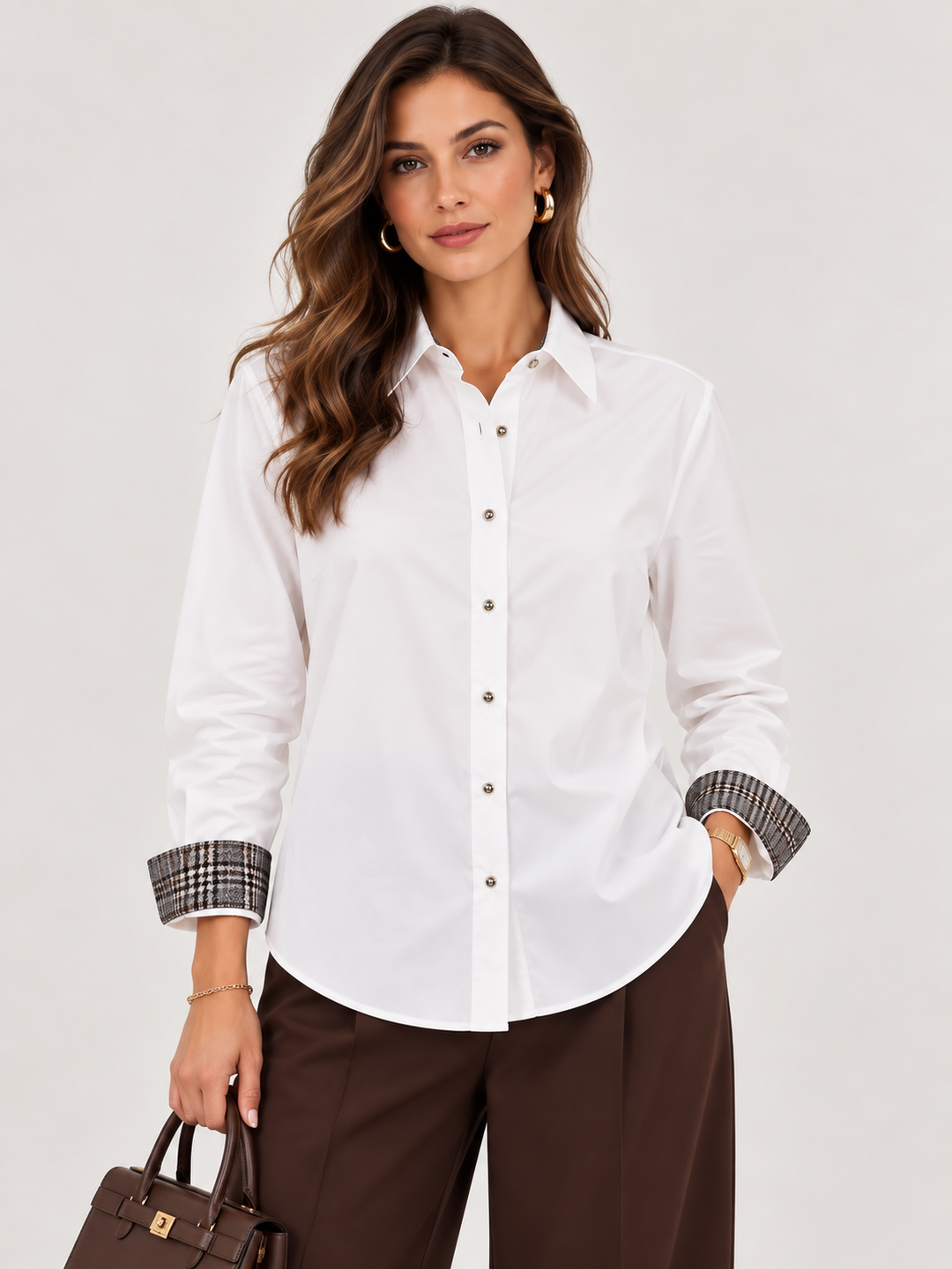 CAMISA BRANCA COM PORMENOR XADREZ NO INTERIOR DOS PUNHOS LANÇA PERFUME