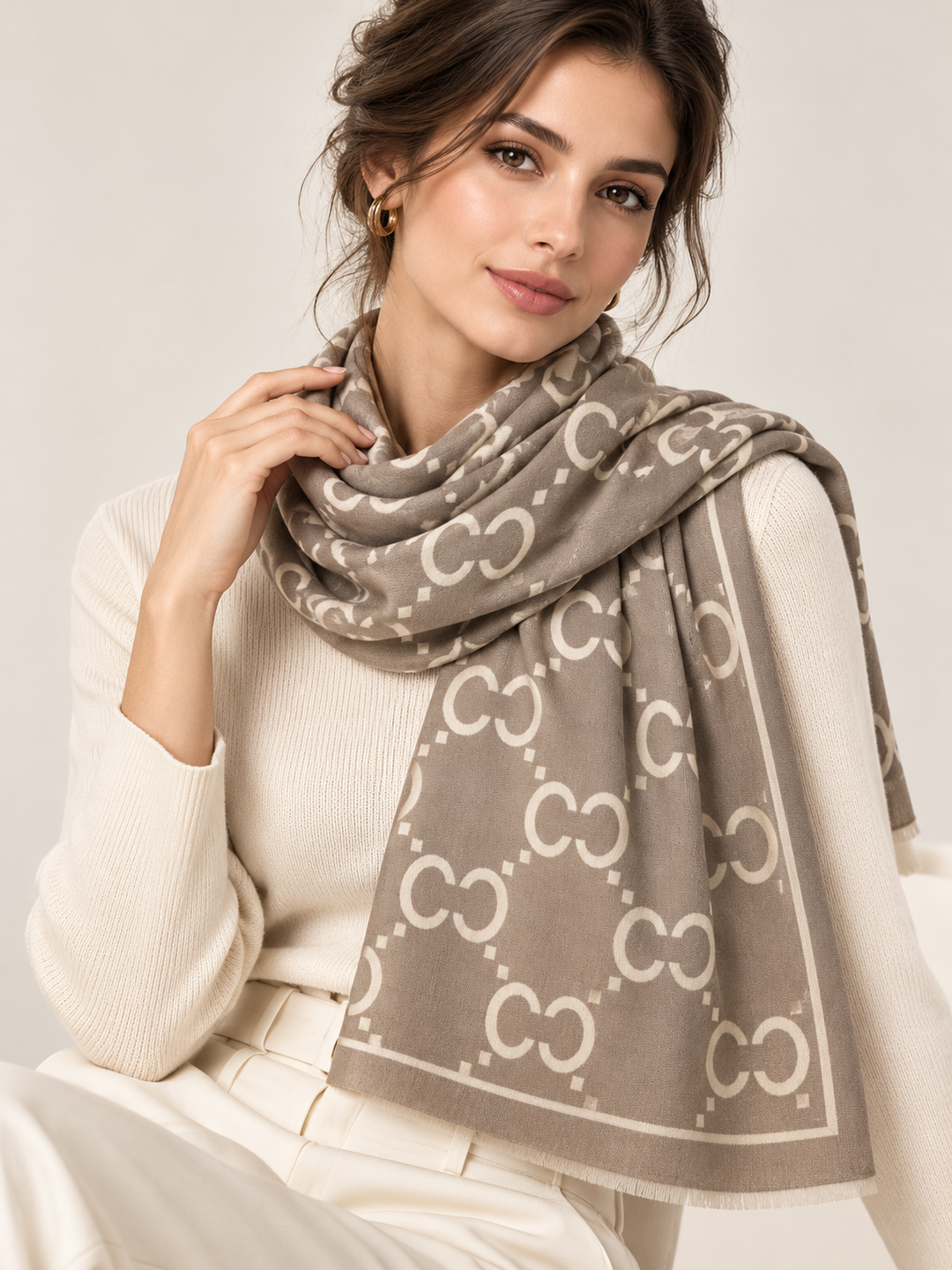 LENÇO TAUPE COM PADRÃO MONOGRAMA BEGE PONTO CHIC
