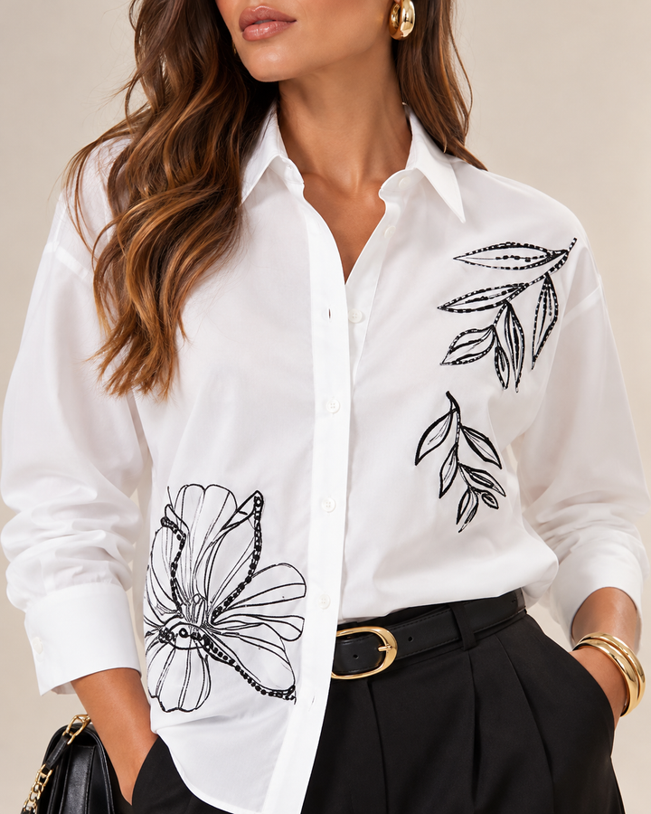 CAMISA BRANCA COM APLICAÇÕES FLORAIS RINASCIMENTO