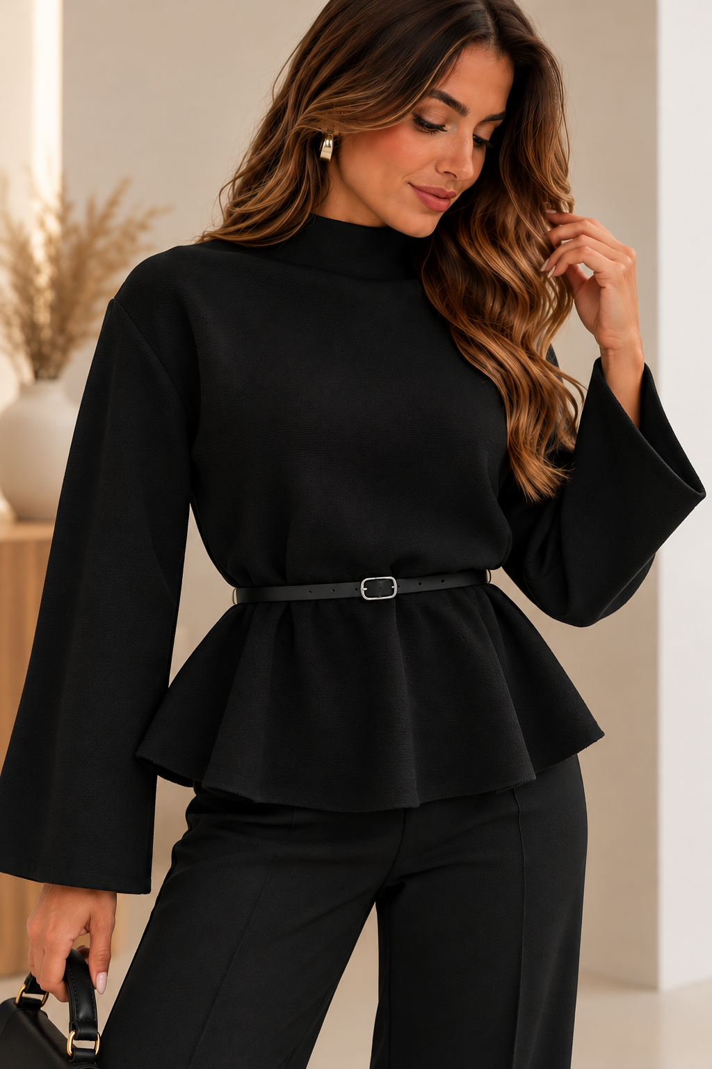 CAMISOLA PRETA DE MEIA GOLA COM CORTE EVASÉ E CINTO PONTO CHIC