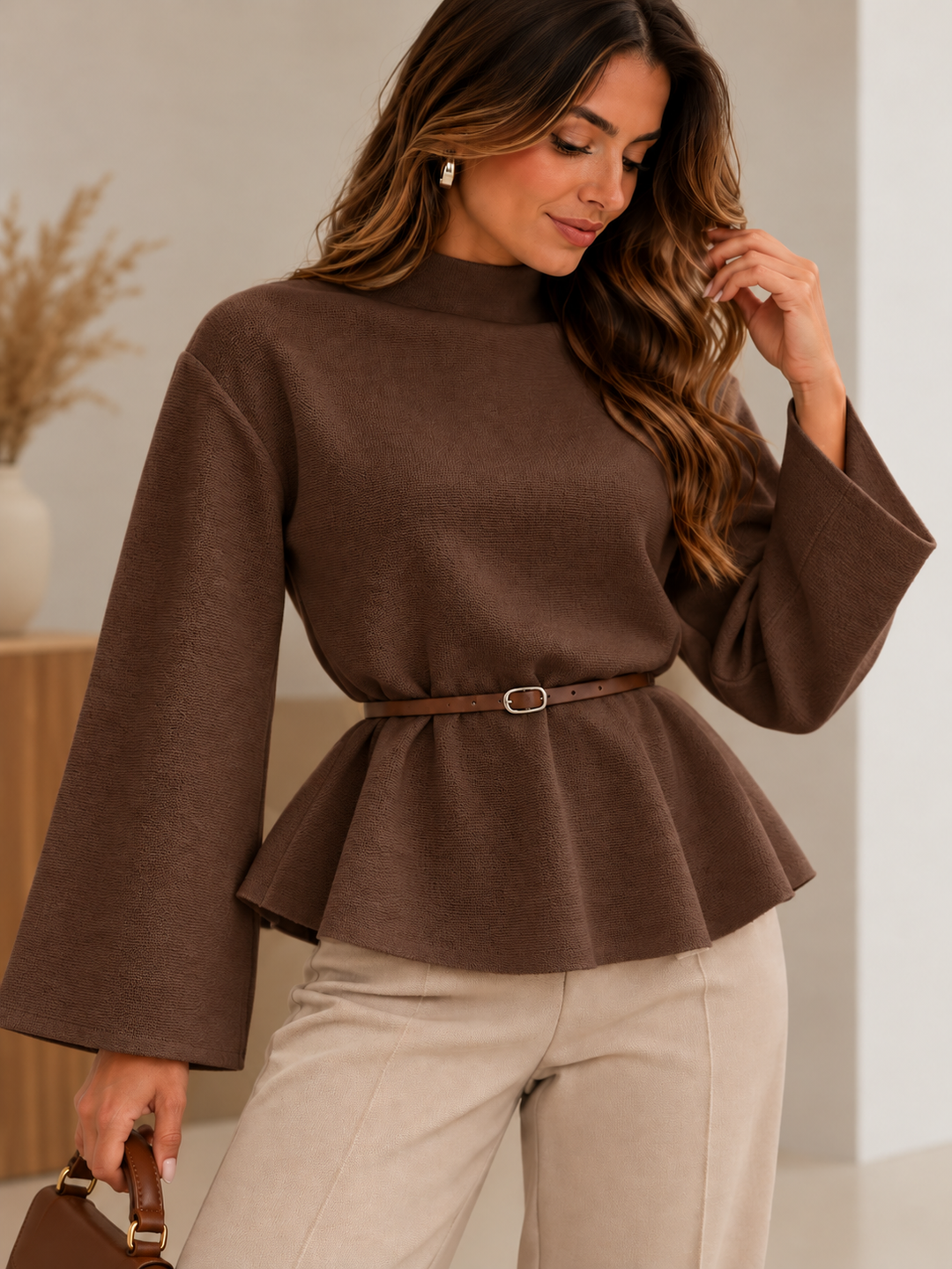 CAMISOLA CASTANHA DE MEIA GOLA COM CORTE EVASÉ E CINTO PONTO CHIC