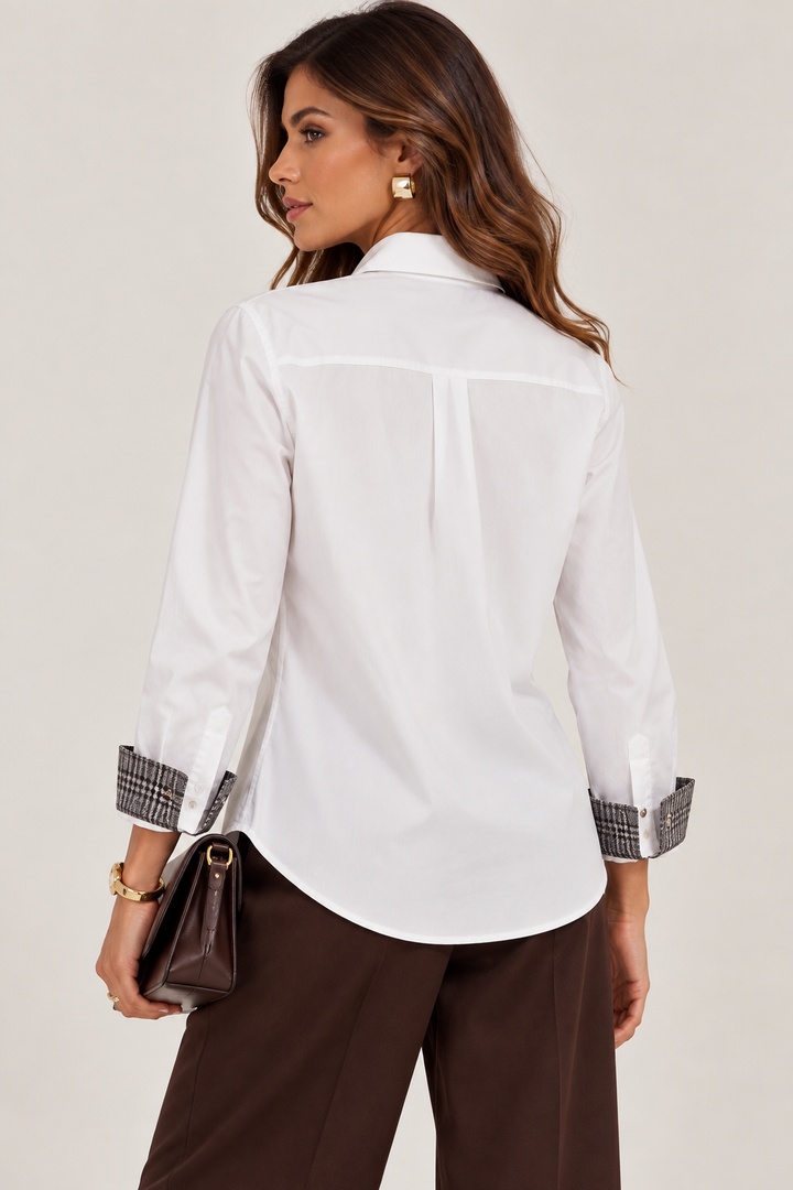 CAMISA BRANCA COM PORMENOR XADREZ NO INTERIOR DOS PUNHOS LANÇA PERFUME