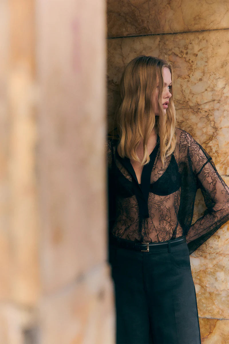 BLUSA PRETA RENDADA SEMICOUTURE