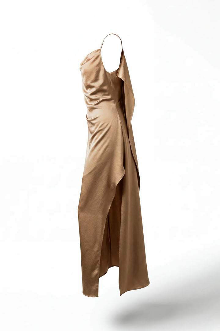 VESTIDO BEGE ACETINADO COM ABA NA COSTA SAHOCO