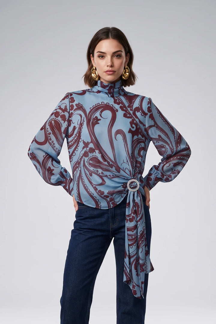 BLUSA AZUL COM ESTAMPADO BORDÔ E DRAPEADO LATERAL SAHOCO