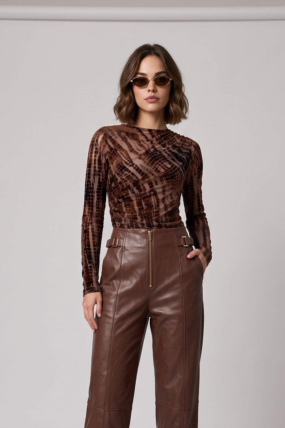 CAMISOLA CASTANHA EM TULE COM VELUDO TEXTURADO E DRAPEADO SAHOCO