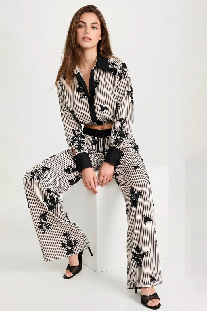 CALÇA RISCAS COM BORDADOS EM LANTEJOULAS SAHOCO