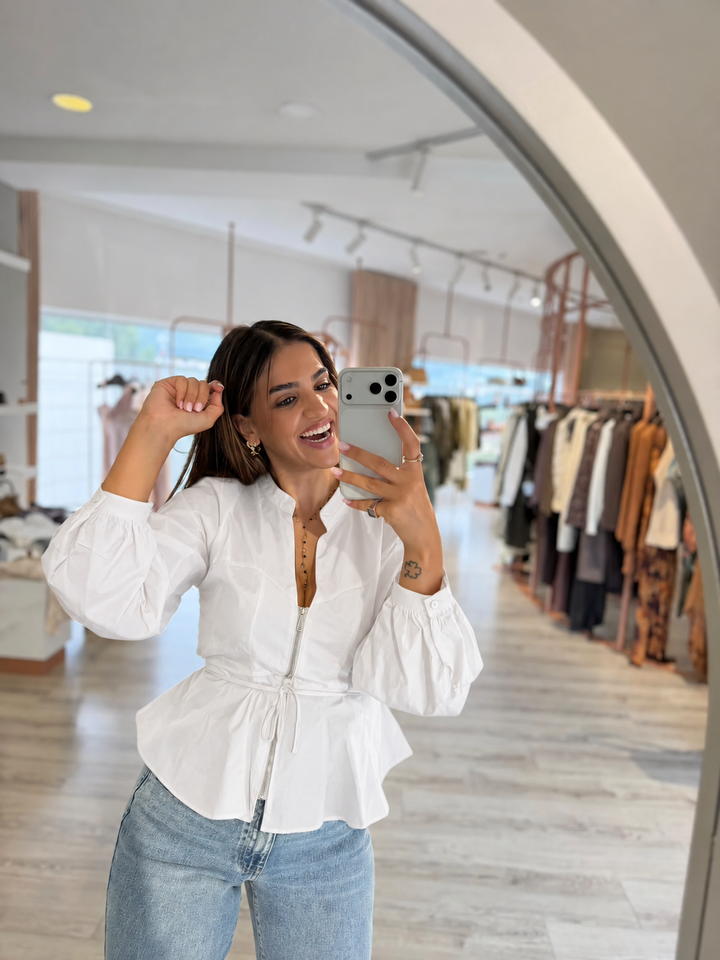 BLUSA BRANCA ESTRUTURADA COM FECHO E AJUSTE NAS COSTAS PONTO CHIC