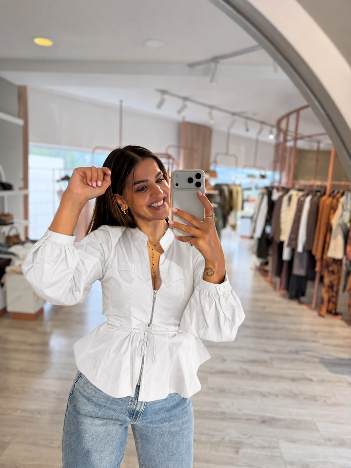 BLUSA BRANCA ESTRUTURADA COM FECHO E AJUSTE NAS COSTAS PONTO CHIC