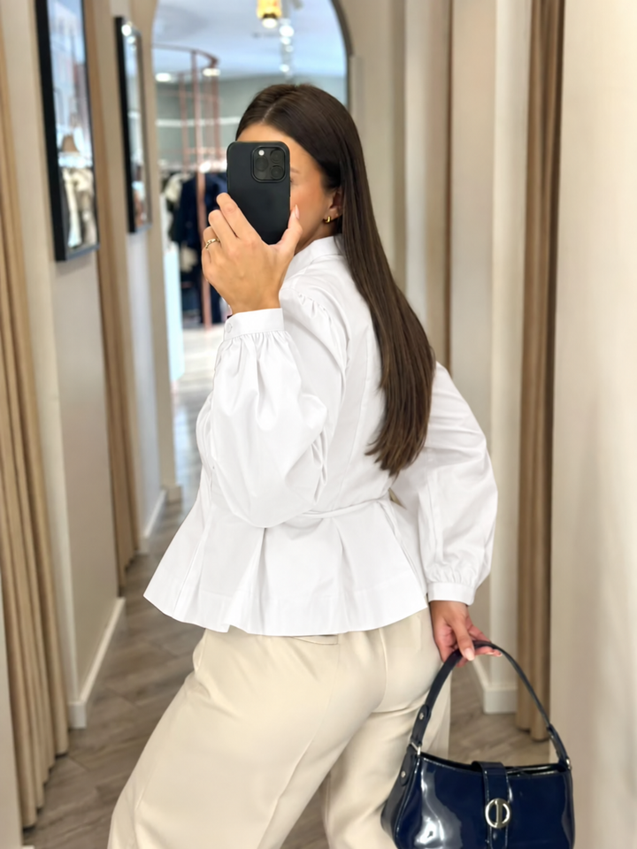 BLUSA BRANCA ESTRUTURADA COM FECHO E AJUSTE NAS COSTAS PONTO CHIC
