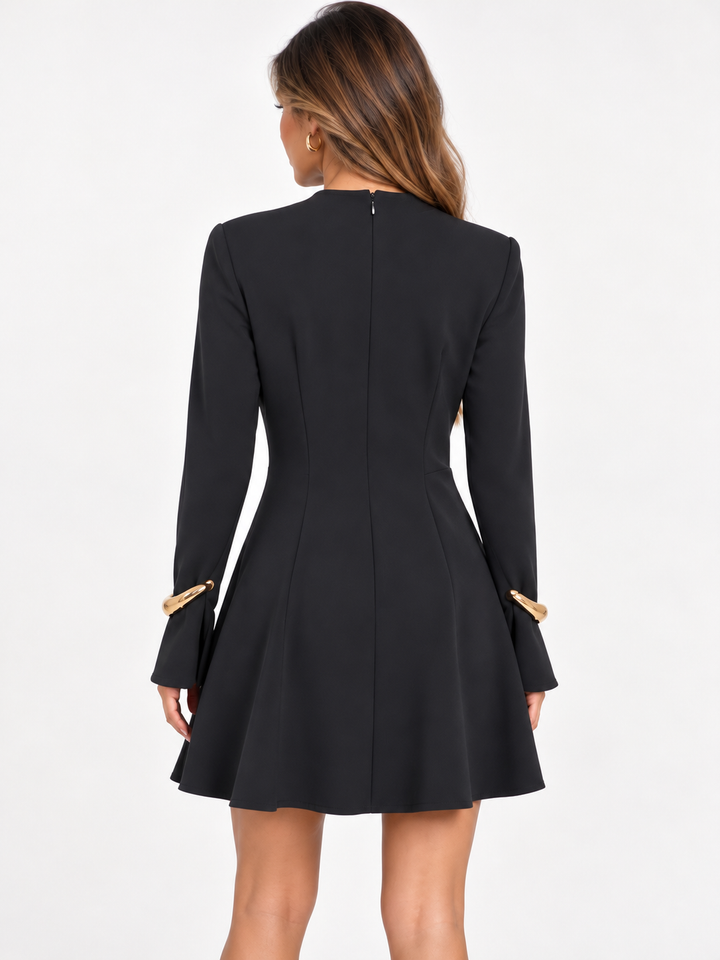 VESTIDO CURTO PRETO EVASÉ COM PULSEIRAS DOURADAS IMPERIAL
