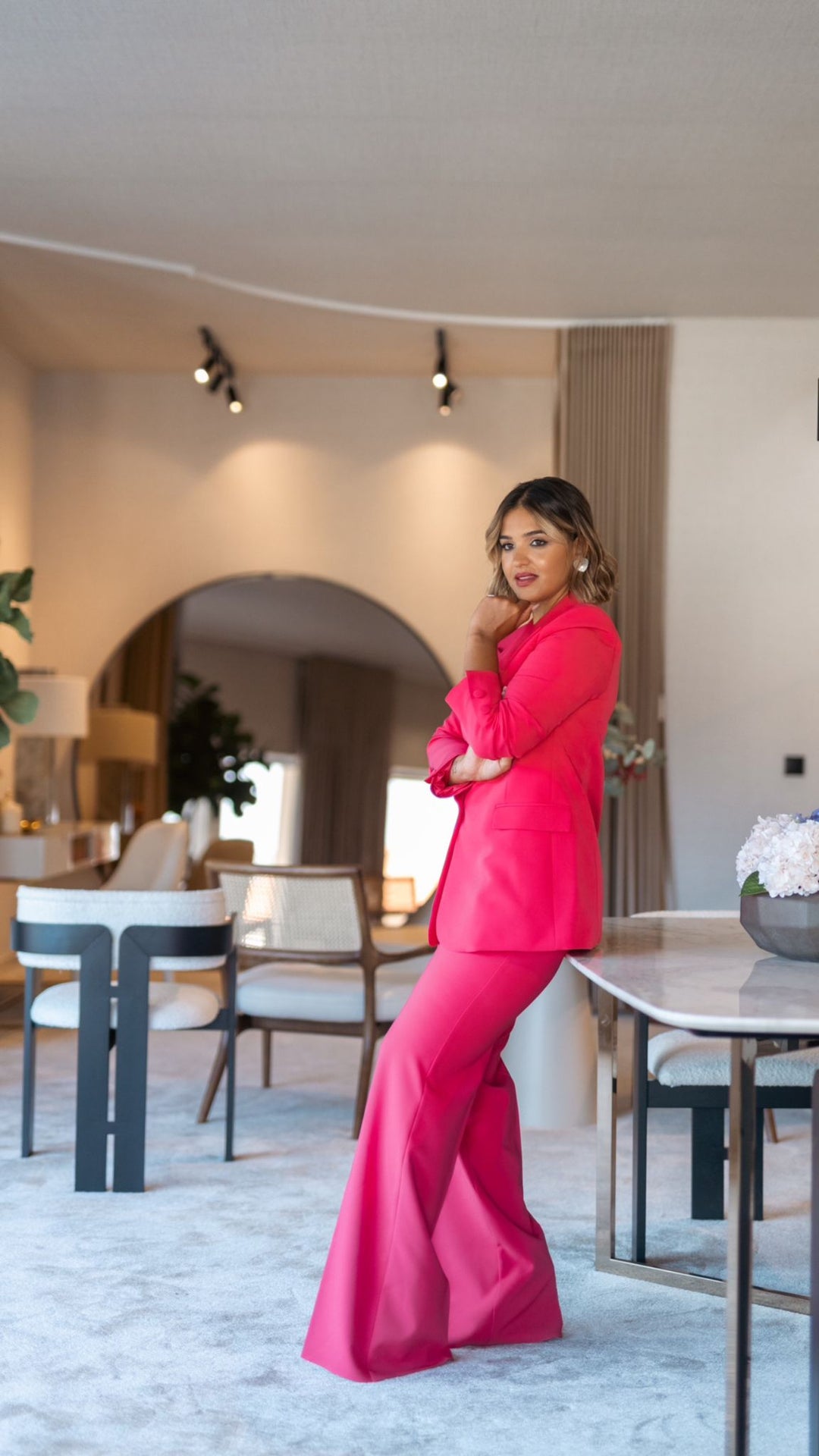 BLAZER ROSA COM CORTE ESTRUTURADO E BOTÃO FRONTAL RINASCIMENTO