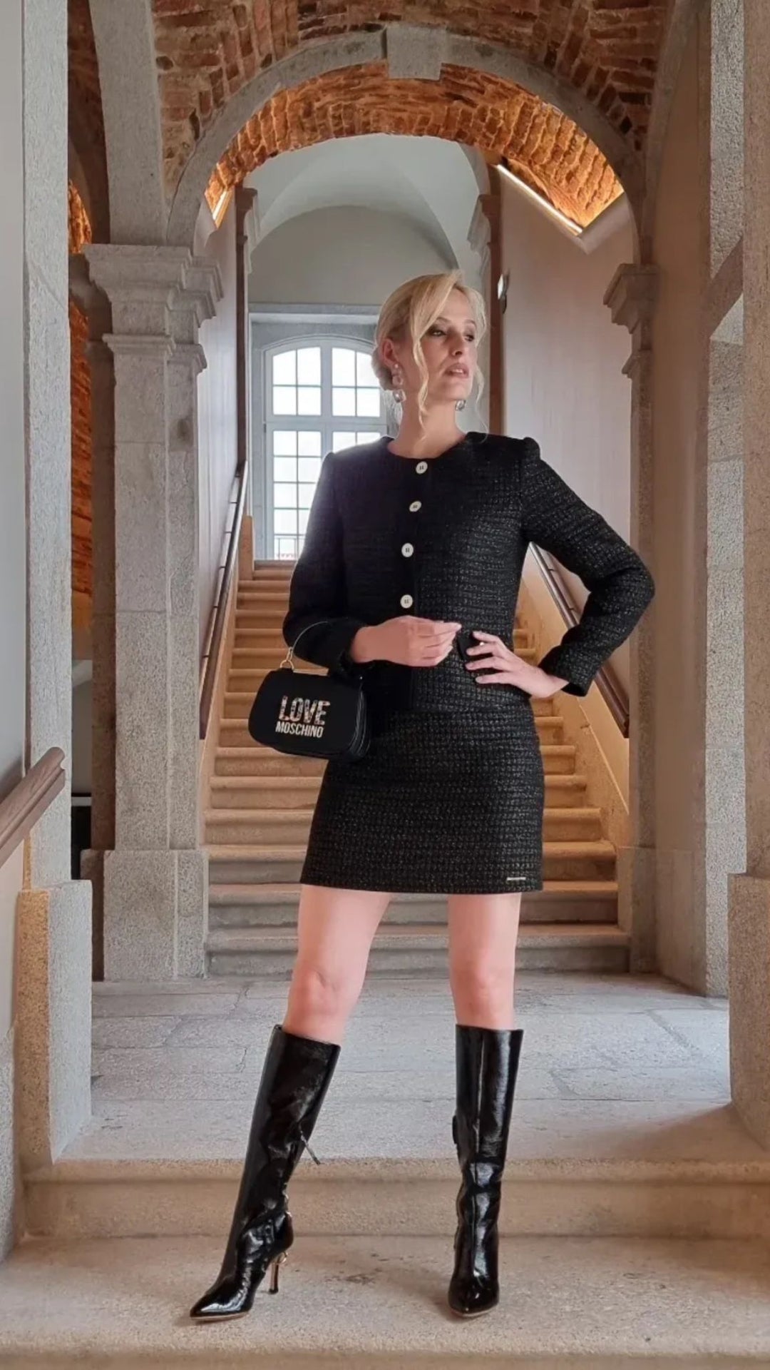 CASACO TWEED PRETO COM DETALHES DOURADOS SILVINA CAMPOS