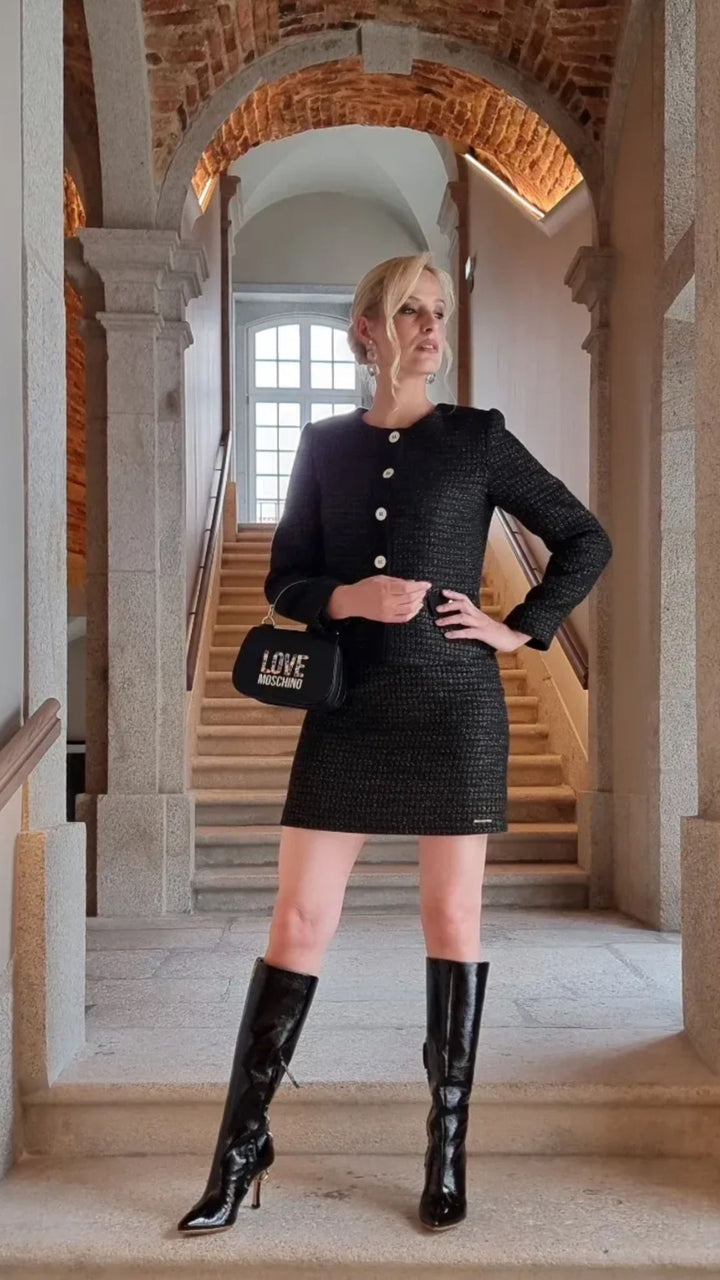 CASACO TWEED PRETO COM DETALHES DOURADOS SILVINA CAMPOS