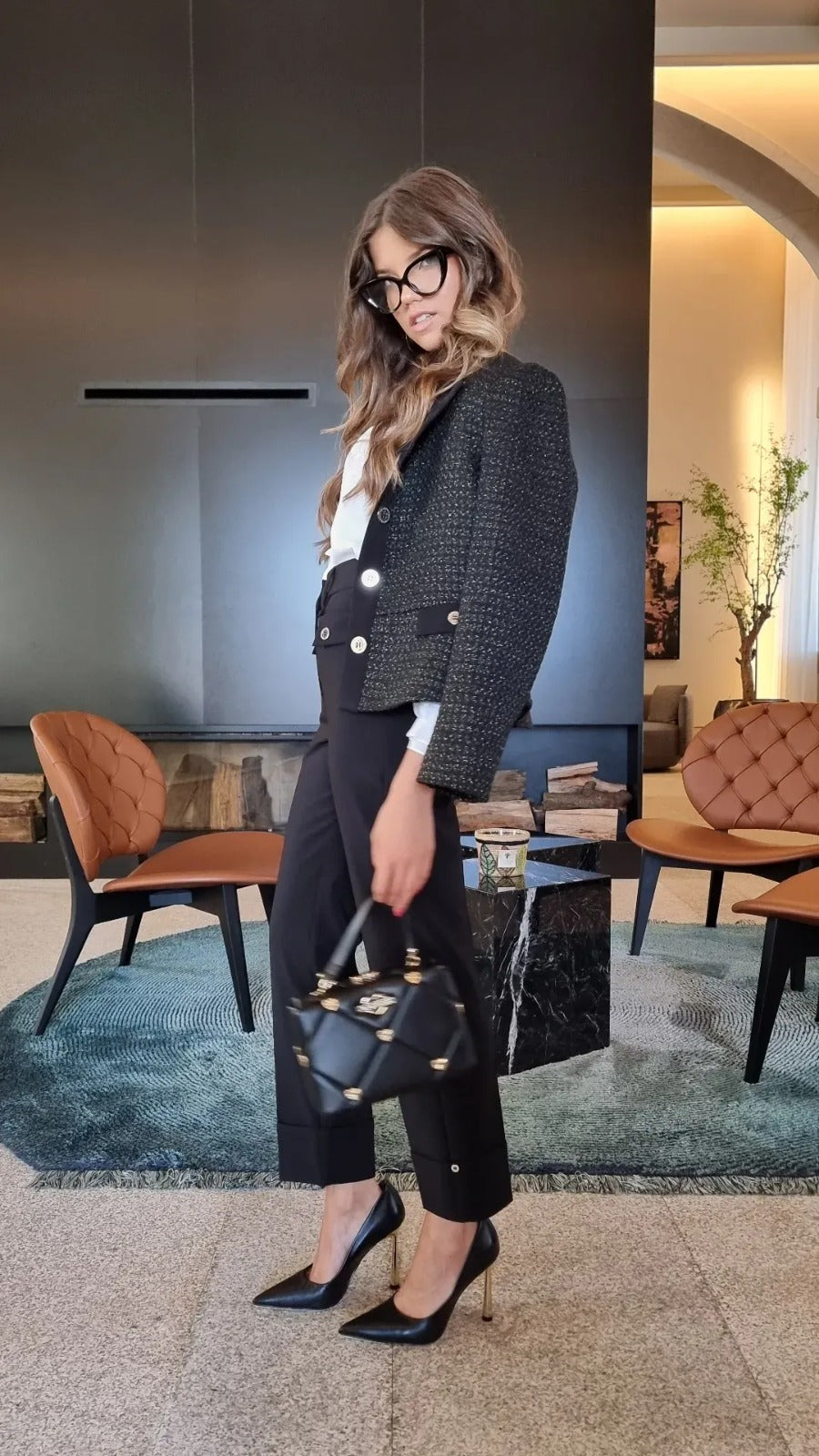 CASACO TWEED PRETO COM DETALHES DOURADOS SILVINA CAMPOS