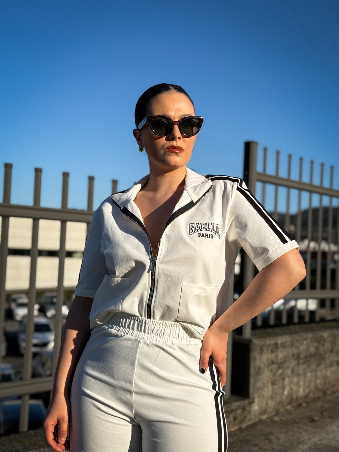 CASACO SPORT BRANCO COM RISCA PRETA GAELLE PARIS