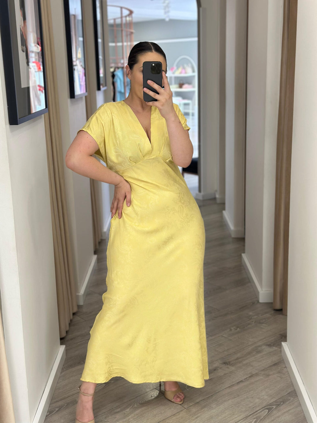 VESTIDO MIDI AMARELO PONTO CHIC