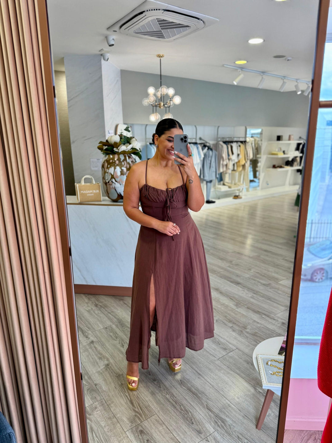 VESTIDO COMPRIDO CASTANHO COM RACHA PONTO CHIC