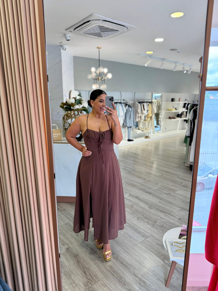 VESTIDO COMPRIDO CASTANHO COM RACHA PONTO CHIC