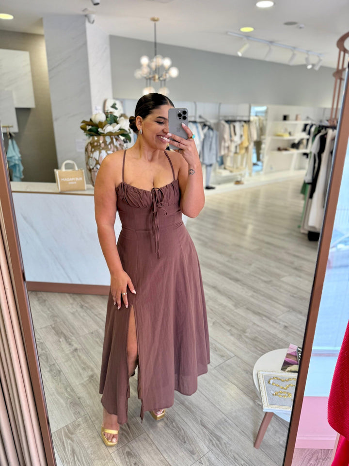 VESTIDO COMPRIDO CASTANHO COM RACHA PONTO CHIC