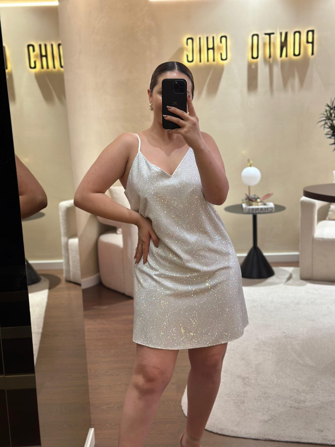 VESTIDO CURTO EM BRILHANTES LANÇA PERFUME
